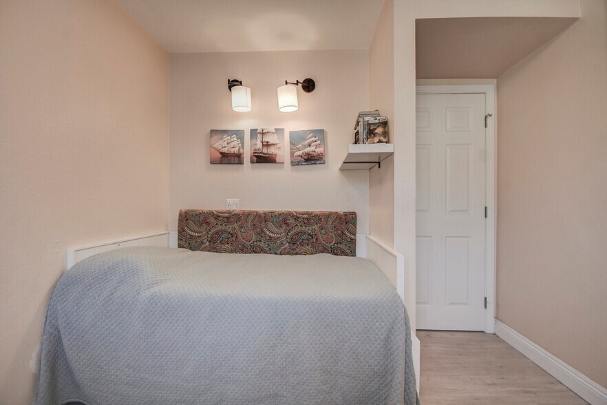 Building Photo - 11 Seamist Ct