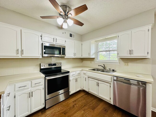 Building Photo - {12311} Spacious Townhome in Desirable OP ...