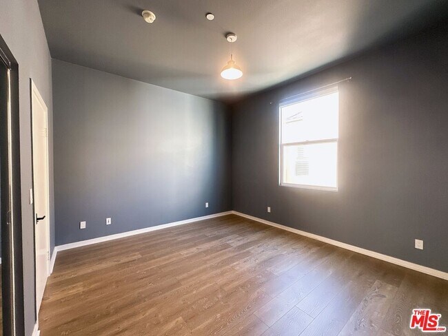 Building Photo - 6581 S Seabluff Dr