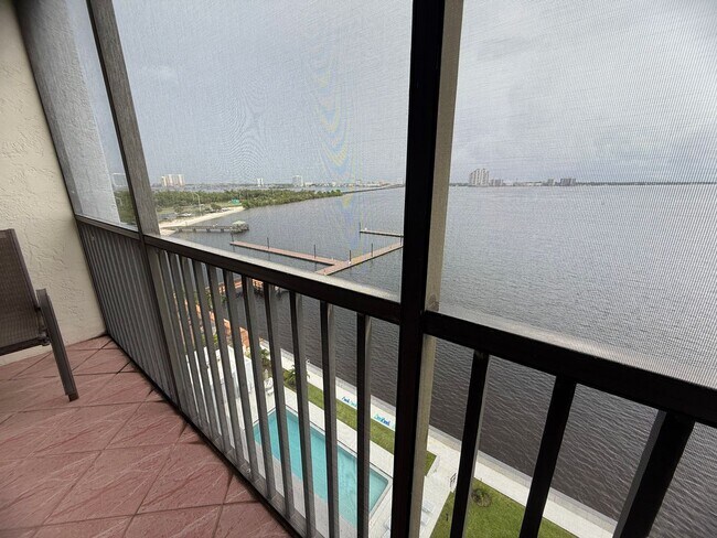 Building Photo - Stunning 8th floor Riverfront Condo
