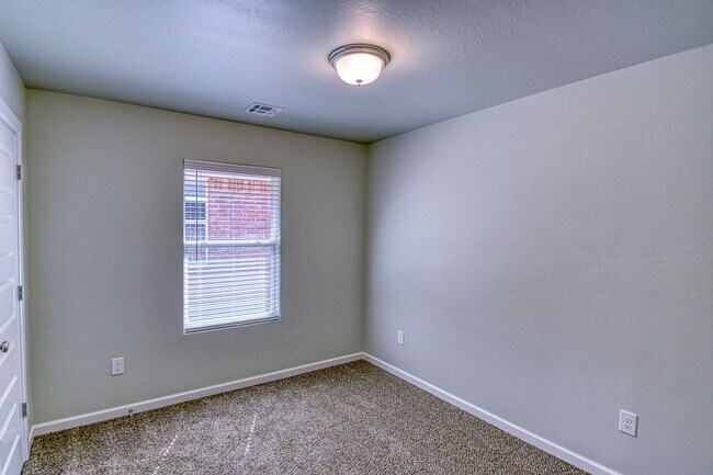 Building Photo - 2713 Clifton Ter