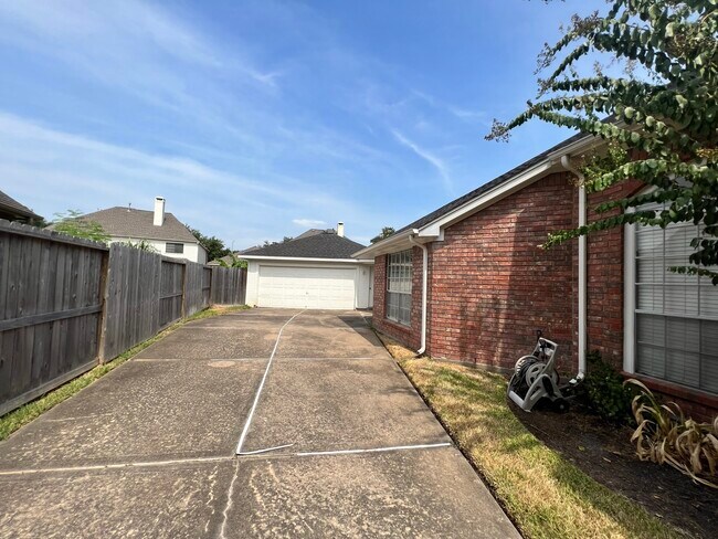 Building Photo - 1718 Berkoff Dr
