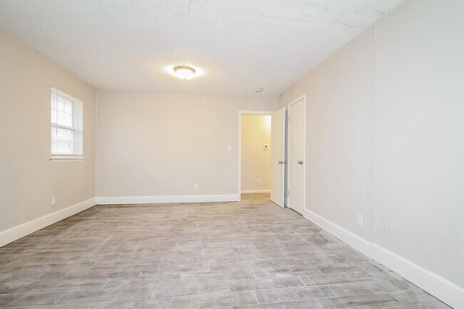 Building Photo - 800 Plaza Dr