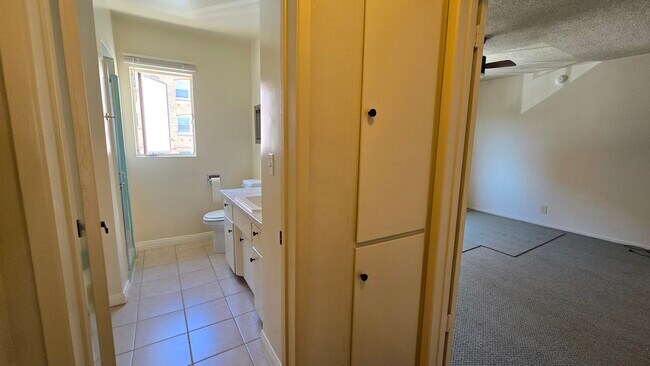 Building Photo - 526 S St Andrews Pl