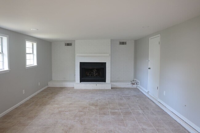 Building Photo - Single Family Residence