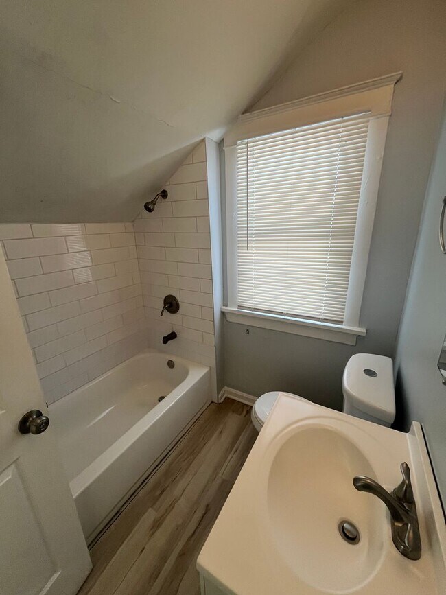 Building Photo - Three Bedroom House on Wyoming!