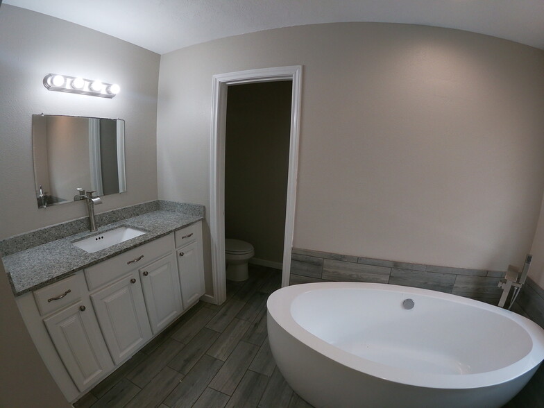 Master Bath - 2614 N Woodloch St