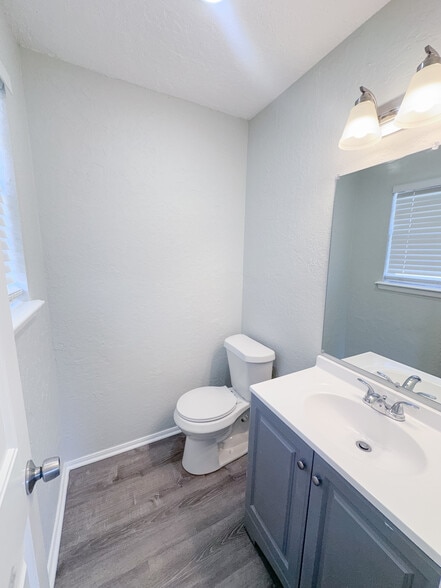 Building Photo - 6008 SW Park Ave