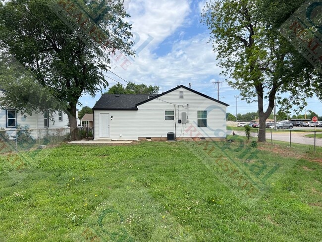Building Photo - Updated 3 Bedroom