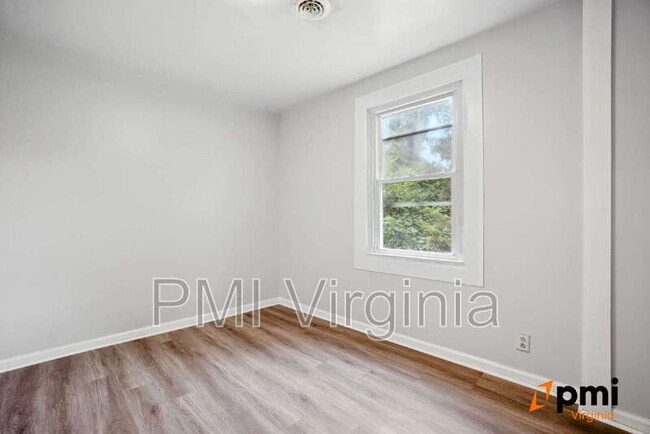 Building Photo - 2727 Jamestown Ave