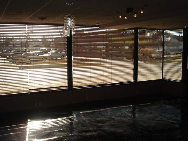 Building Photo - 1002 W Oakland Ave
