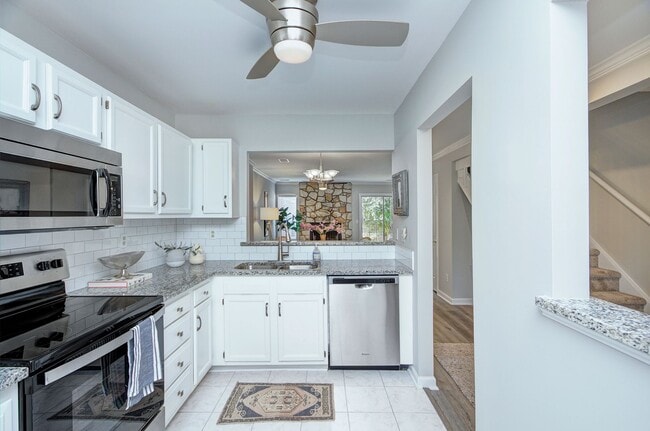 Building Photo - Discover this beautifully updated Raintree townhome featuring an open floor plan and a range of c...