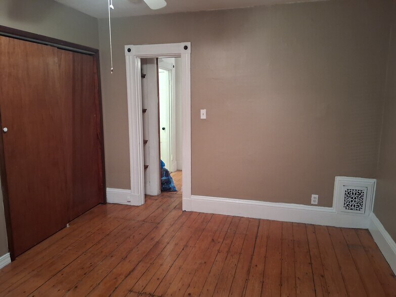 Building Photo - 32 Ellington Rd