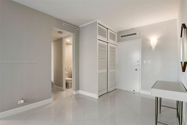 Building Photo - 5055 Collins Ave