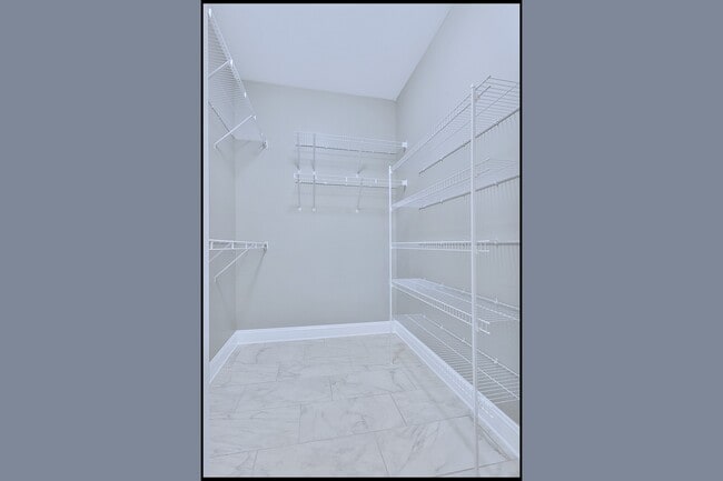 Master Walk In Closet - 300 Vendella Cir