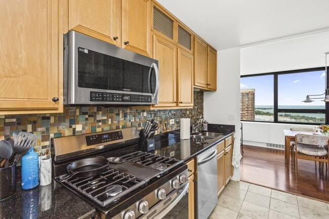 Building Photo - 2 bedroom in Chicago IL 60657