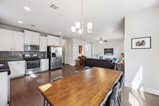 Building Photo - Modern 3-Bed, 2.5-Bath Home with Fenced Ya...