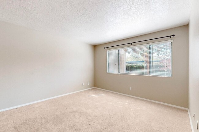 Building Photo - NE well located  Two Bedroom Condo.