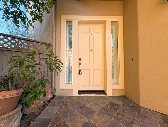 Building Photo - Charming Waterfront Single Family Home in Redwood Shores Available Now!