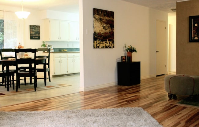 Building Photo - Mid Century Modern in Lakeshore!