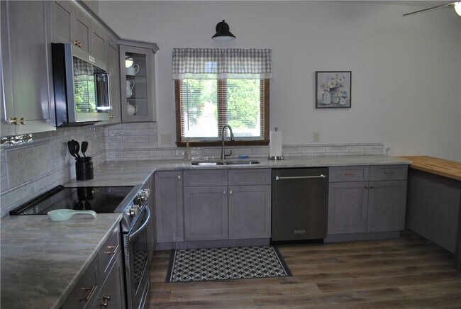 Building Photo - 25 Hathorn Rd
