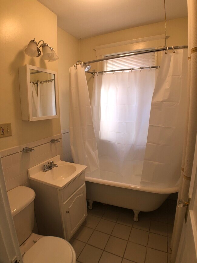 Building Photo - 35 Park Dr