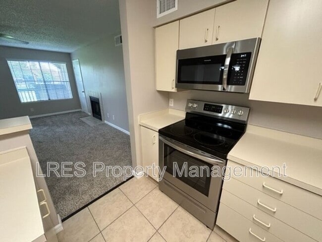 Building Photo - 380 Lakepointe Dr