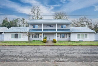 Building Photo - Close To The Heart of Down Town Lebanon!
