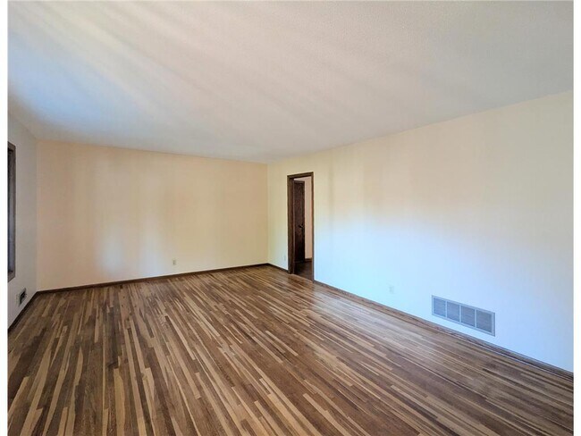 Building Photo - 6065 Oakwood Rd