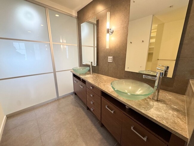 Building Photo - Rare Townhome 2 bed 2 bath in Heart of Bellevue Downtown