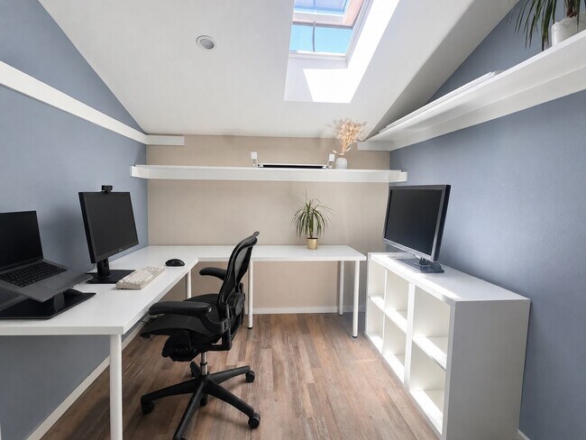 Building Photo - Renovated Los Gatos Retreat Backing to Oak Meadow Park