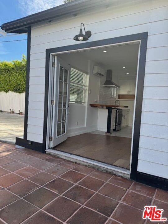 Building Photo - 607 N Gower St