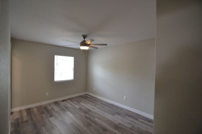 Building Photo - Beautiful 3 Bed 2 Bath with AC!