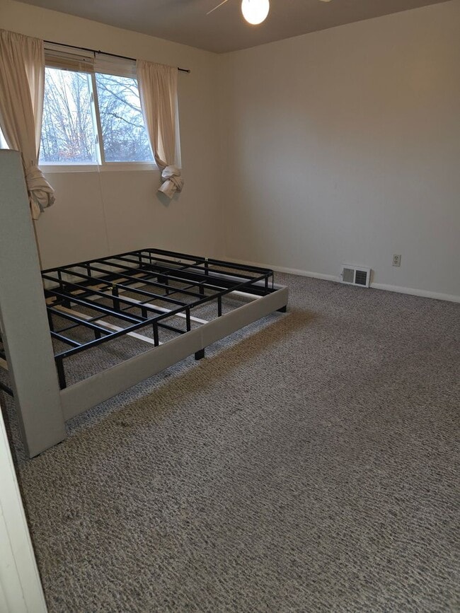 Building Photo - Condo/Townhome