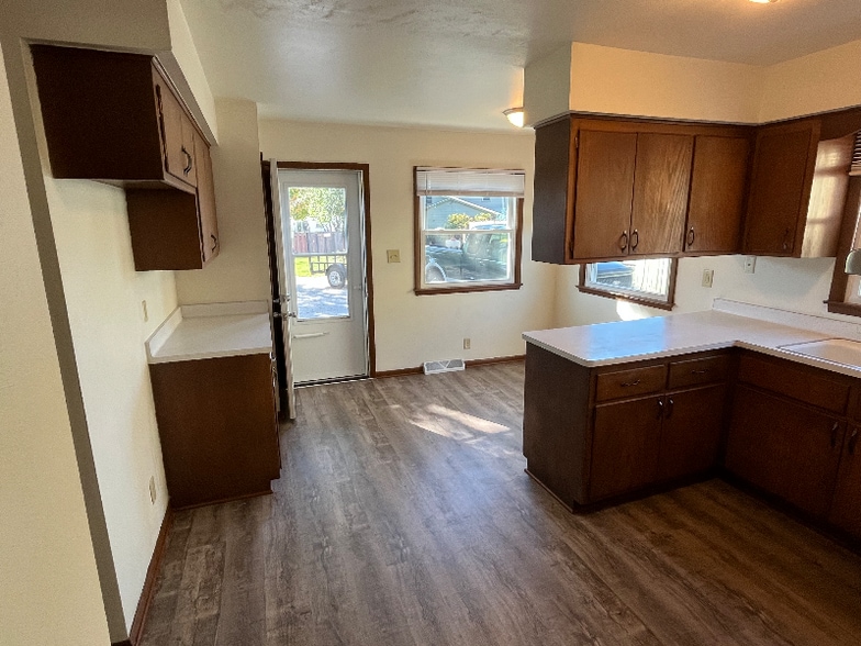 Building Photo - 2 S Grand Ave