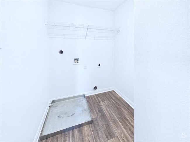 Building Photo - 525 Riverdale Dr