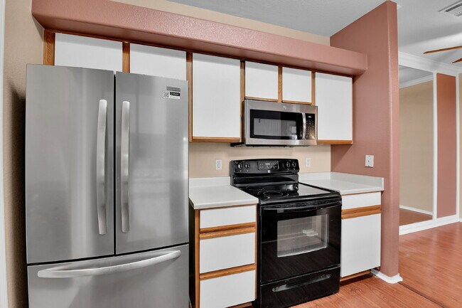 Building Photo - $2,195.00, 2 bed, 1 .5 bath located in Aur...