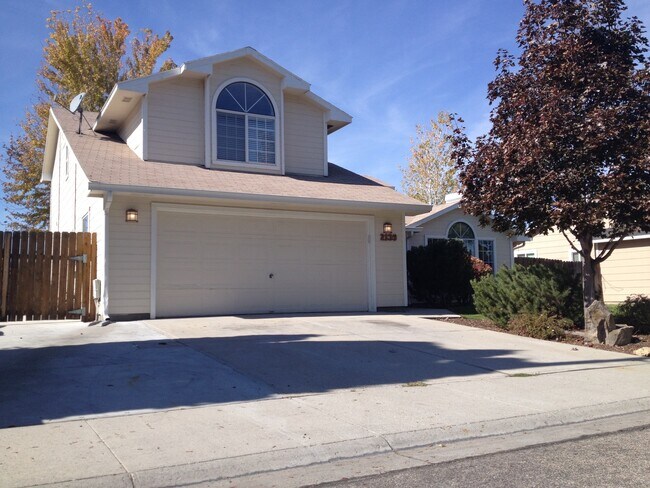 Building Photo - 4 bedroom 3 bath PLUS RV parking and great fenced yard.