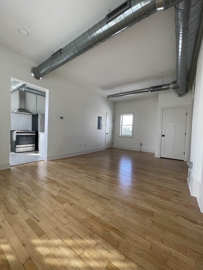 Building Photo - 128 1/2 W Ash St