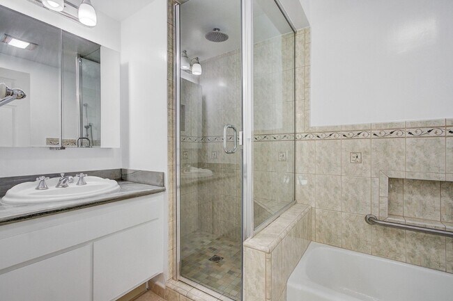 Upstairs Bath - 1214 S Alma St