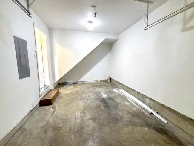 Building Photo - Spacious 3-Bedroom Townhome with Convenien...