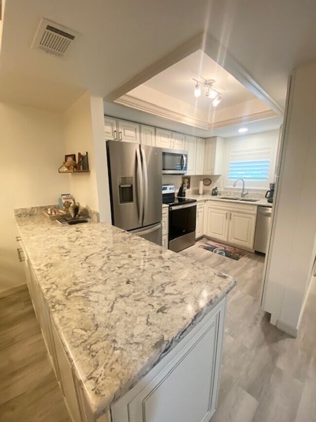 Building Photo - 2 bedroom 2 bathroom furnished seasonal rental