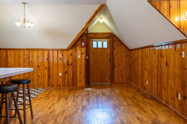 Building Photo - Mill St