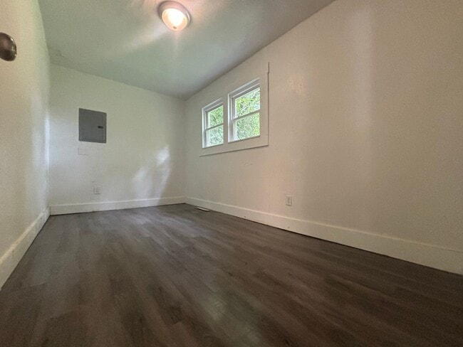 Building Photo - 3 bedroom 2 full bathroom home