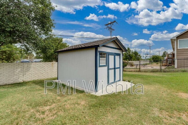 Building Photo - 6514 W Briarwood Ave