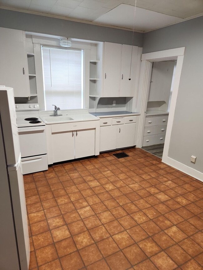Building Photo - - Walking distance to Downtown Ellsworth -...