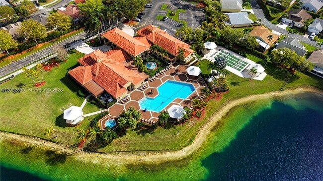 Building Photo - 2615 SE 5th Ct