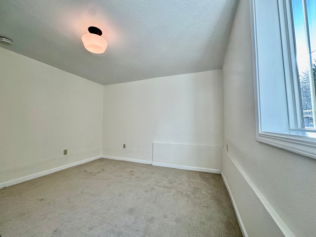 Building Photo - 1054 24th St