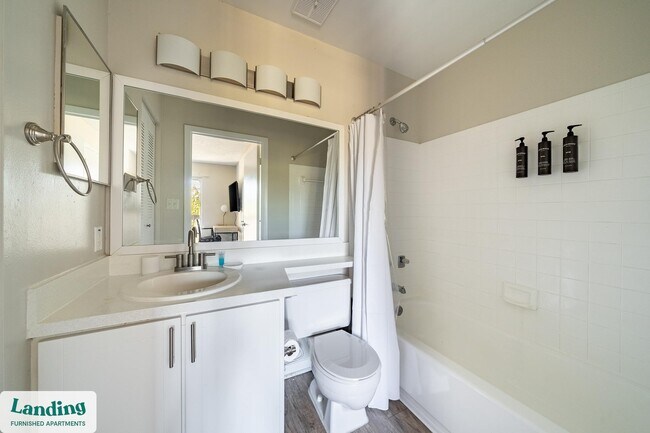 Building Photo - 1000 Palm Pl Dr NE