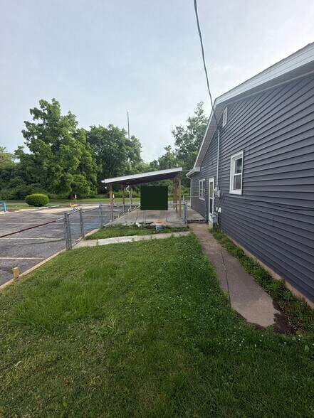 Building Photo - 8303 Bluff St